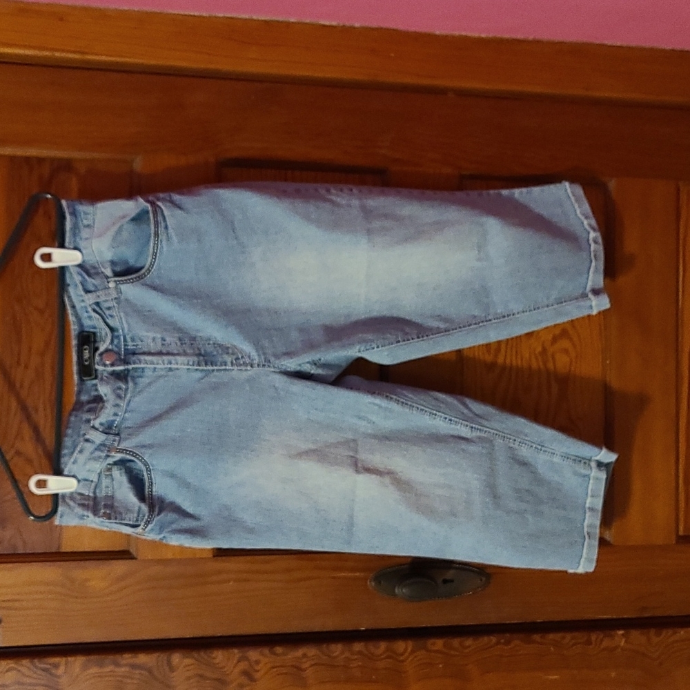 Women's Cato Capris with Cuffed Hem. Size 16